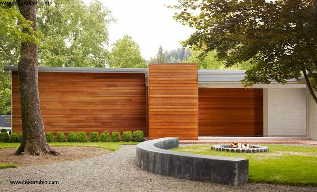 Fachada a la calle cubierta de madera fina