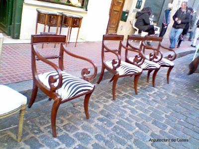 Piezas de mobiliario restaurado en feria callejera de Buenos Aires Muebles antiguos en feria de Buenos Aires