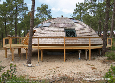 Elevada sobre una plataforma con pilotes - Producida por www.domespace.com Casa domo de madera en Francia