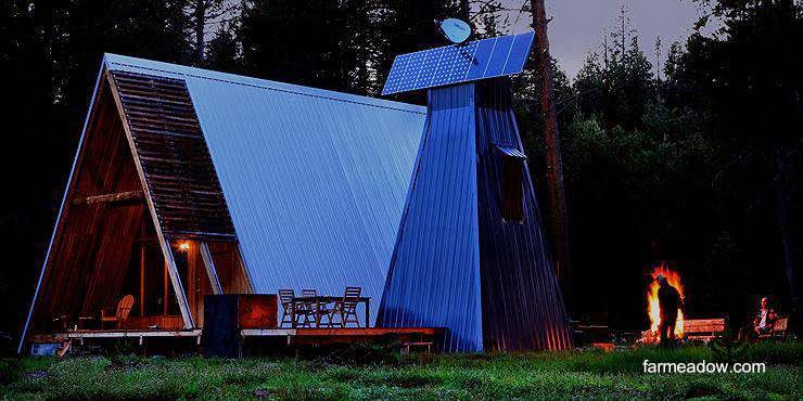 Esta fue una estructura usada en los años 60 y 70 que vuelve como vanguardista Cabaña A-frame con techos de chapa metálica en Estados Unidos