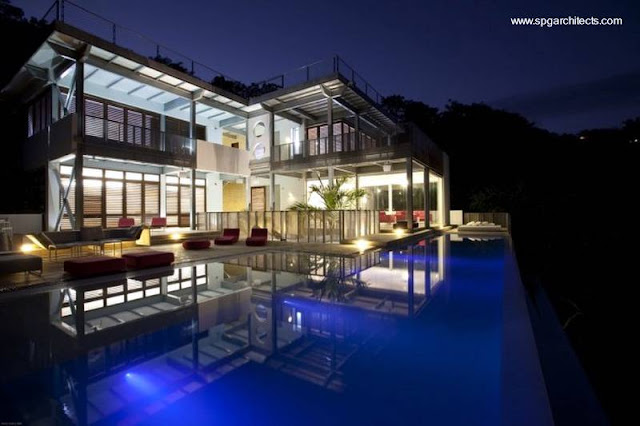 Amplias aberturas, volcada al exterior y a la piscina Casa contemporánea Tropical en Costa Rica