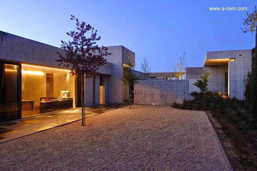 Las aberturas aseguran amplia comunicación entre interior y exterior Un sector de la residencia iluminado en la noche