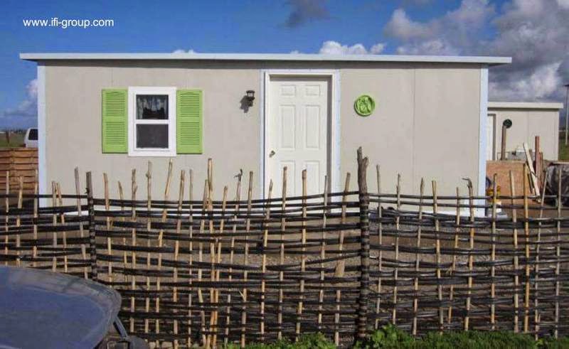 Así es como se ve la fachada principal de la vivienda pintada y lista para habitar Frente de una casa de bajo costo para familia sin recursos en México