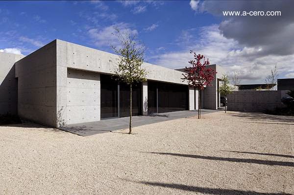 Cada sector como este permite apreciar la singularidad de esta casa Perspectiva de un sector con jardín