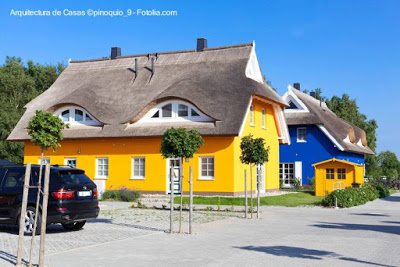 Diseño arquitectónico inspirado en técnicas tradicionales Cabañas pintorescas con techos de paja