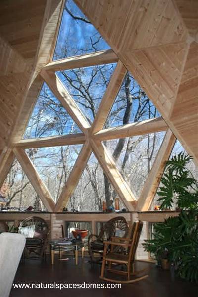 Ventana formada de triángulos Interior de una casa domo de madera, sala de estar y ventana