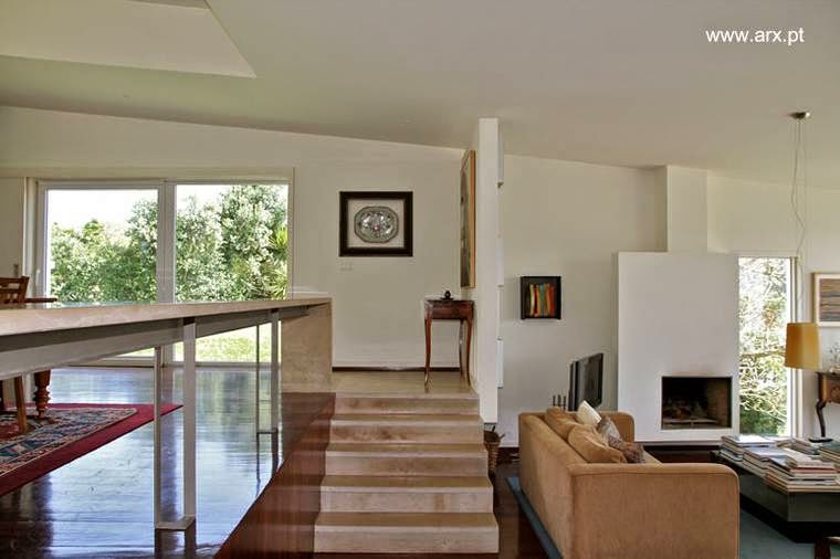 Por el desnivel del terreno hay un desnivel en el open plan de uso social Interior de la casa en Romeirao, Portugal