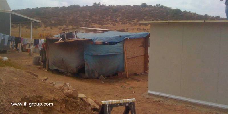 Así es como se ven las dos construcciones una al lado de la otra Rancho tapera y casa nueva para una familia de México