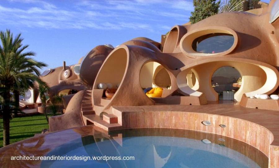 Estructura y cubiertas son una unidad en esta obra orgánica Casa orgánica de Pierre Cardin en Francia