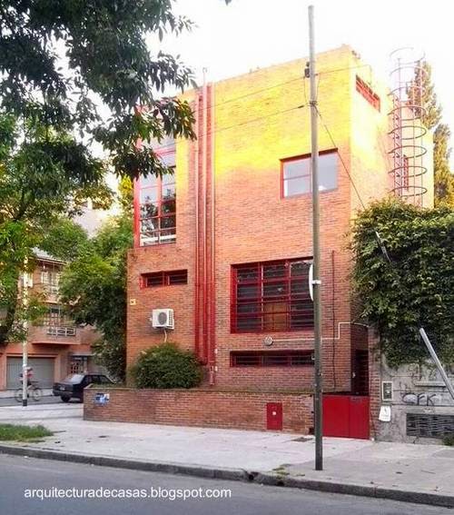 Casa cubo en lote de esquina en Villa del Parque, Buenos Aires Vista en perspectiva de casa en esquina con forma de cubo