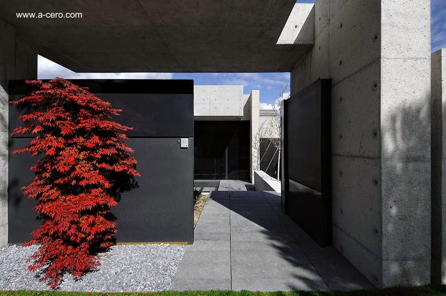 Volúmenes, luz y colores son aspectos cuidados para lograr un equilibrio Un acceso en la Concrete House I de Madrid