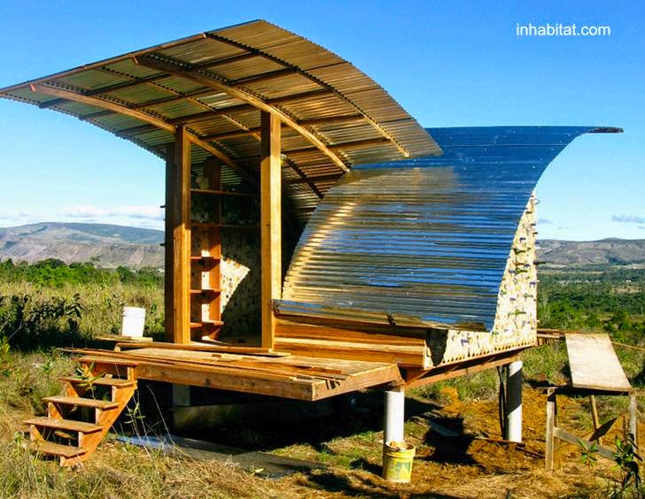 Construcción de madera y chapas acanaladas de metal con diseño original Cabaña ecológica pequeña en Venezuela