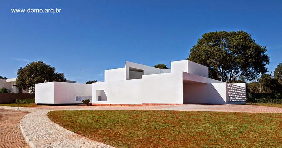 Volúmenes geométricos blancos en composición armónica 2013 - DOMO Arquitetos Associados - Brasilia Casa Migliari residencia contemporánea en Brasil