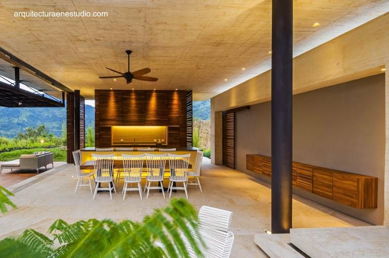 Combinación de materiales artificiales y naturales con un perfil de estilo Minimalista Vista del interior de residencia contemporánea en Bogotá, Colombia