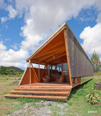 Construcción de madera de aspecto triangular - Arquitectura aata.cl Cabaña de madera y chapas ecológica en Chile