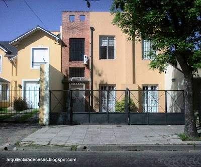 Frentes de casas reformadas y modernizadas