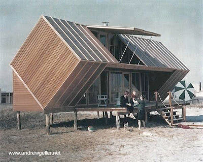 Construcción sobre la arena sobre pilotes - Arquitectura www.andrewgeller.net Cabaña de playa moderna hecha de madera en Estados Unidos