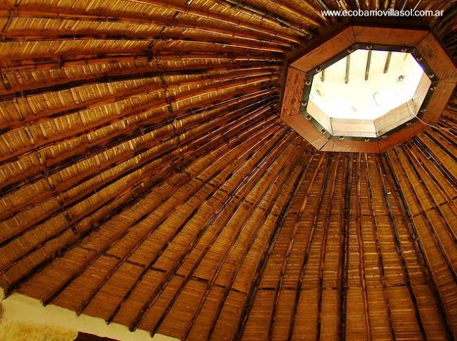 Vista desde el interior de uno de los techos de las cabañas