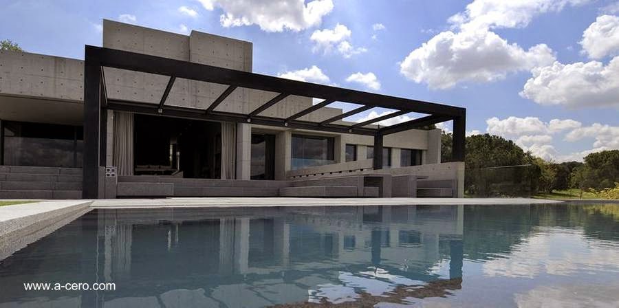 Una glorieta entre la casa y el solarium Residencia de concreto en Pozuelo de Alarcón Madrid