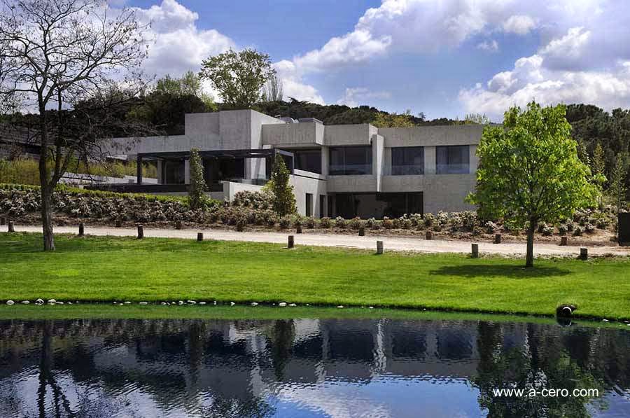 Moderna casa residencial en Pozuelo de Alarcón, Madrid, España - Arquitectura A-cero Residencia contemporánea en España hecha de concreto