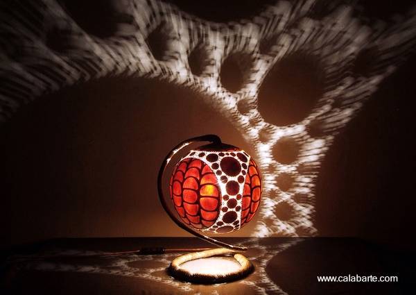 Artefacto para iluminar con calados Lámpara de artesanía africana