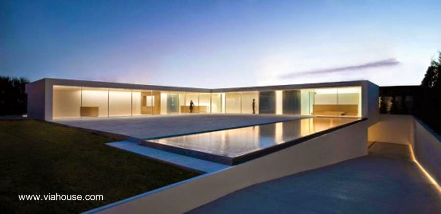 Casa amplia de un nivel sobre el suelo y otro subterráneo Residencia contemporánea Minimalista