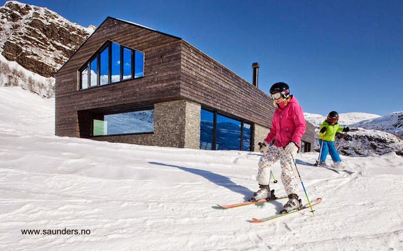 Diseño contemporáneo, combina piedra y madera como las cabañas tradicionales Moderna cabaña en Noruega
