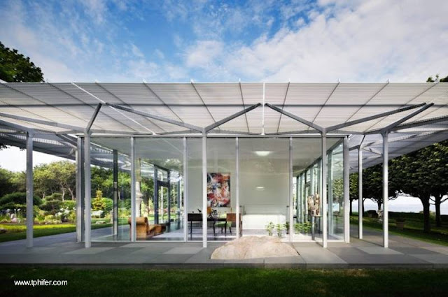 Las sombrillas amortiguan la intensidad de la radiación solar Casa de vidrio Minimalista en Nueva York