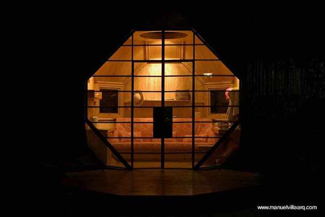 Pequeña cabina de jardín en la noche