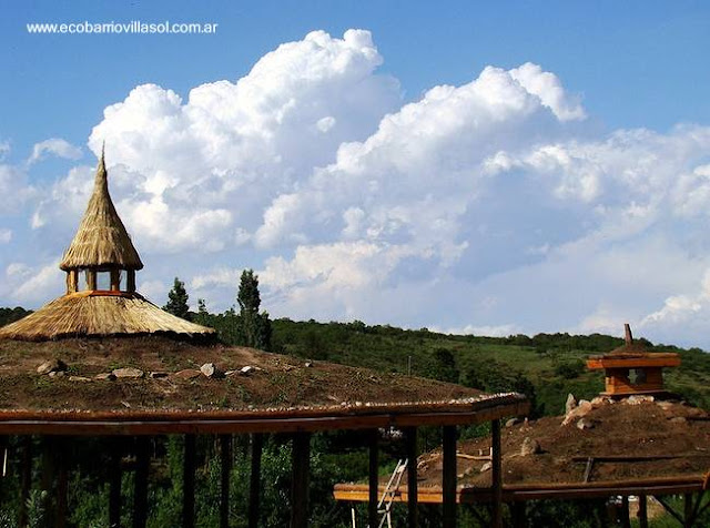Techos verdes hechos con plantas sobre estructura de cañas