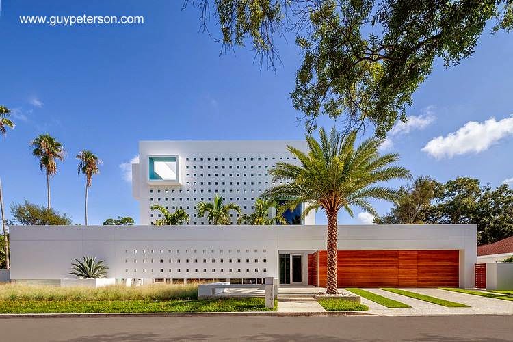 Esta residencia extensa se ve tan amplia como una moderna mansión Casa residencial contemporánea en Downtown de Sarasota, Florida