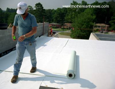 Fuente www.motherearthnews.com Colocación de membrana color blanco sobre techo