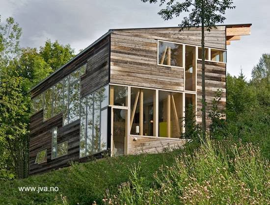 Dos conceptos de diseño y construcción en una vivienda compacta y austera Casa de madera noruega tradicional y moderna
