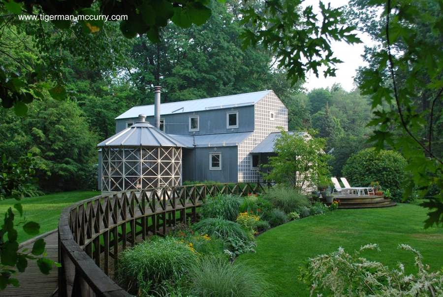 Conjunto arquitectónico campestre en América del Norte Casa de campo de aspecto tradicional en Estados Unidos