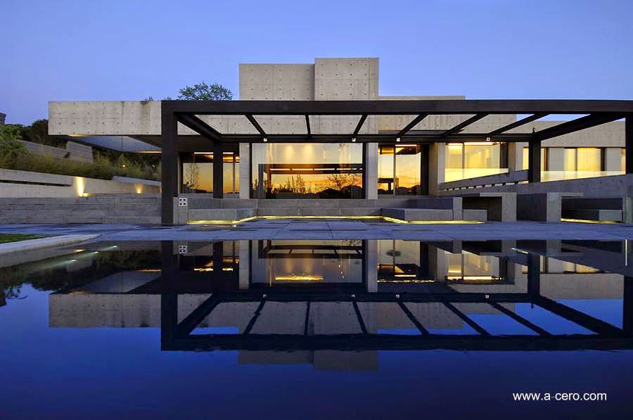 Esta es una imagen que refleja la espectacularidad de la residencia Reflejos desde la piscina en la noche