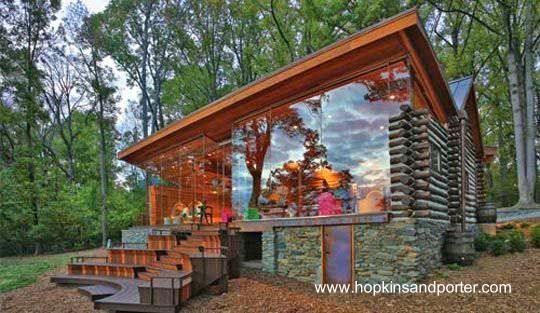 Fondo de una construcción en Mariland, Estados Unidos Cabaña de troncos americana centenaria remodelada