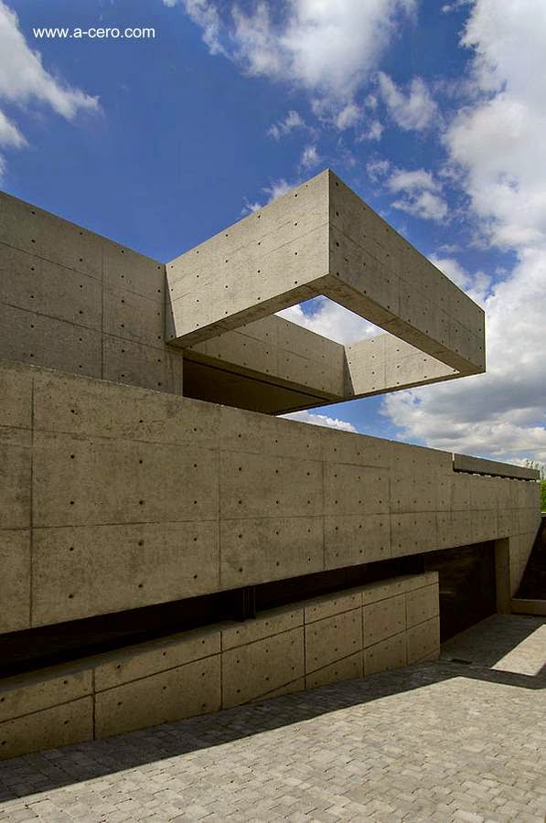 Espectacularidad y monumentalidad son dos aspectos distintivos de esta obra Vista exterior en perspectiva de volúmenes de concreto de la residencia