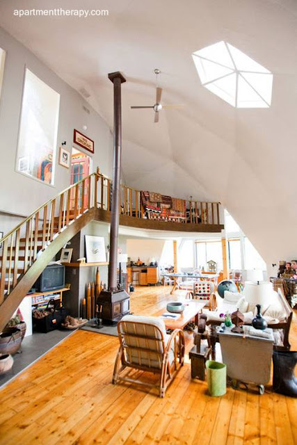 Espacio habitable amplio y luminoso Vista interior de casa domo geodésico en Ventura, California