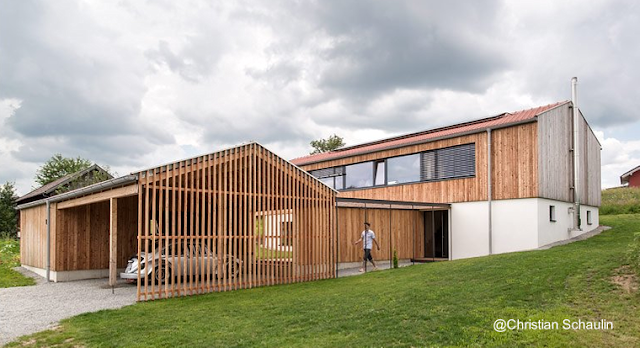 Desde un lado se ven los dos cuerpos de la casa de granjero en Baja Bavaria Casa de granjero estilo Contemporáneo en Baja Bavaria, Alemania