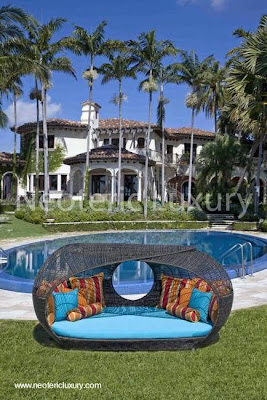 Cama de día junto a piscina exterior