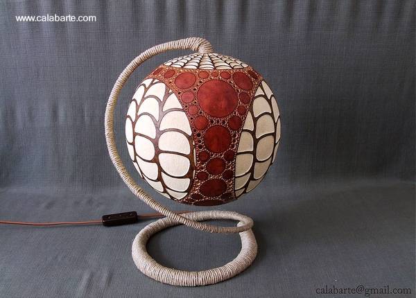 Artefacto de luz hecho con una calabaza Lámpara artesanal