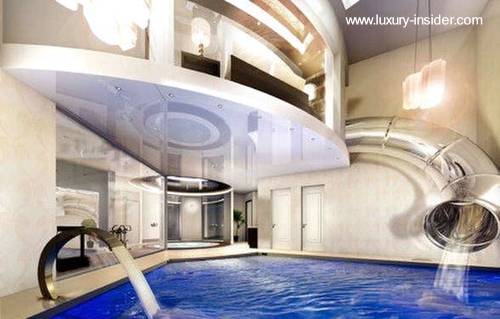 Pileta de natación dentro de la mansión