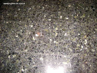 Superficie de piso pulida y limpia