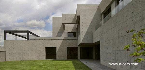 Volúmenes grises de concreto y lineas rectas Perfil de un sector de la casa en los fondos de la propiedad