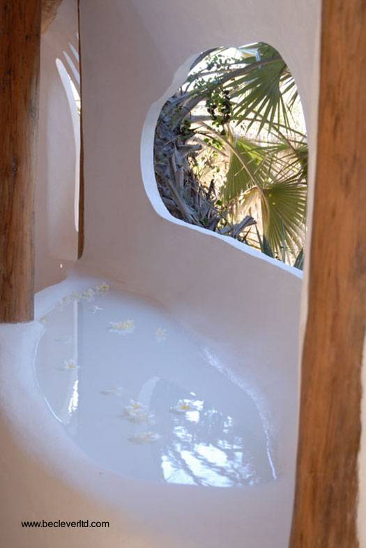 Ventana y espejo de agua