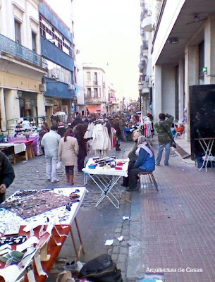 Feriantes sobre la calzada en San Telmo, Ciudad de Buenos Aires Feria callejera de artesanías y antigüedades en Buenos Aires