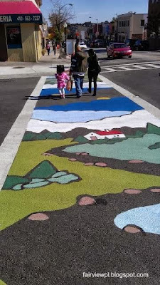 Intervención de arte urbano en una calle de Estados Unidos Senda peatonal con arte urbano en una ciudad de Estados Unidos
