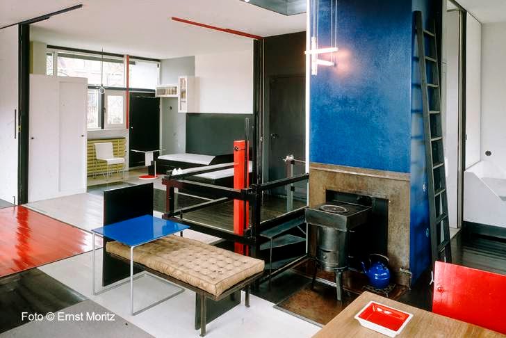 Ambiente sin paredes y los colores de la pintura de Piet Mondrian Vista interior de la Casa Schröder en Utrecht, Holanda