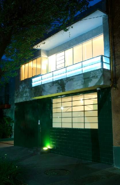 El frente de la Casa Luis Barragán en México Vista nocturna del frente de la Casa Luis Barragán