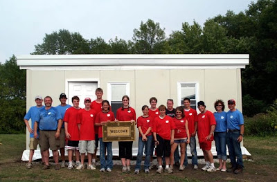 Grupo de voluntarios que construyó la casa a sus espaldas Vivienda social casa de muy bajo costo y construcción rápida